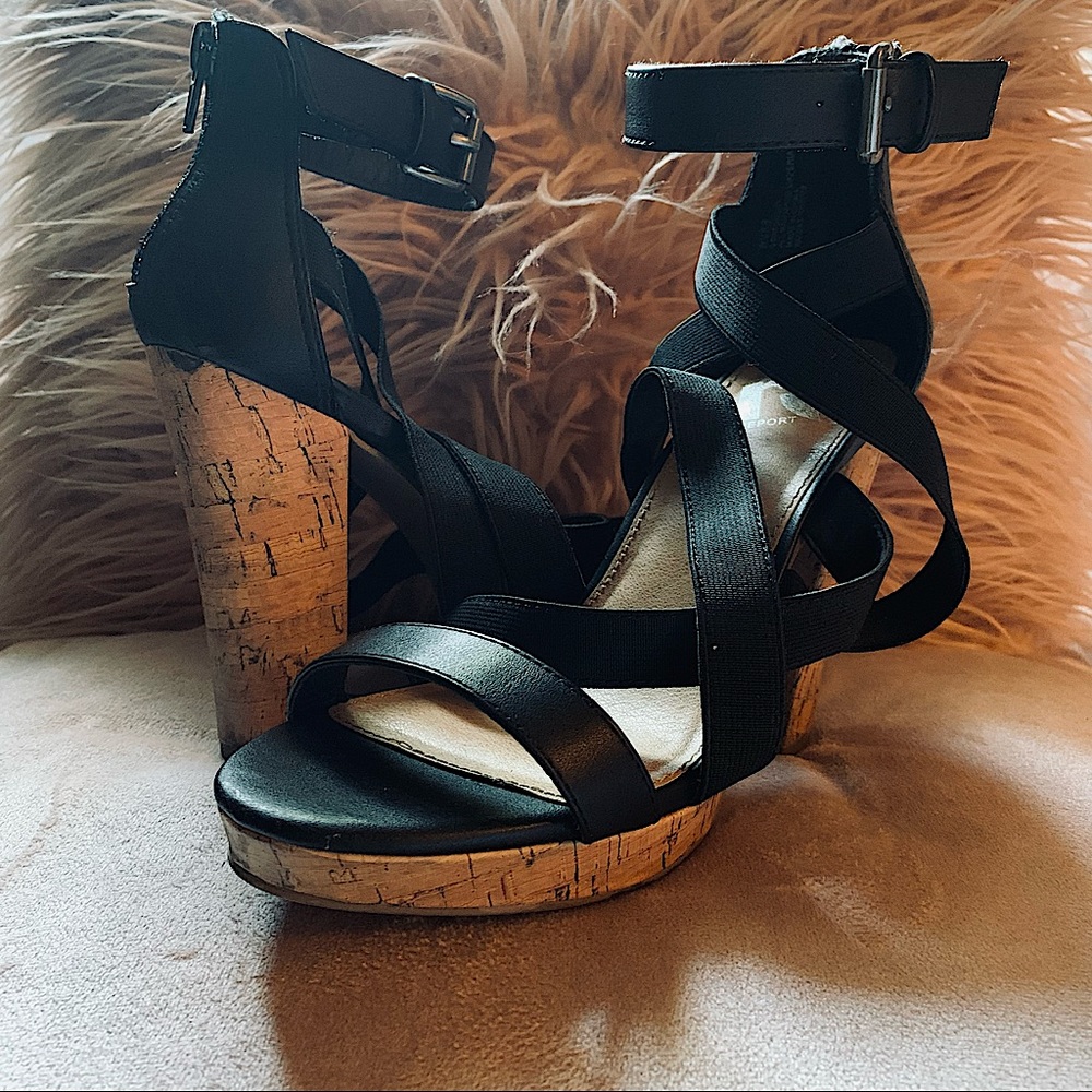 Beautiful 4 inch heals in black. Only used twice. Super comfortable!